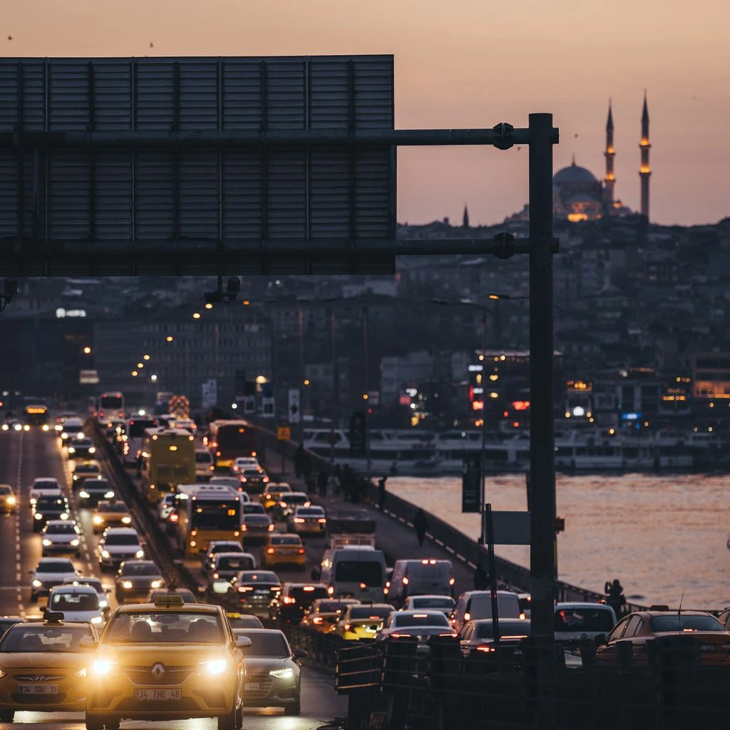 İstanbul Boğaziçi Köprüsü trafiği, şehrin günlük haber yoğunluğunu temsil eden kare.