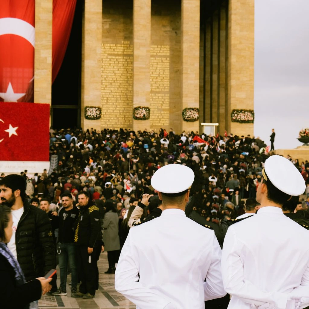 Ankara TBMM binası gündüz görünümü, başkent siyaset haberleri için referans karesi.